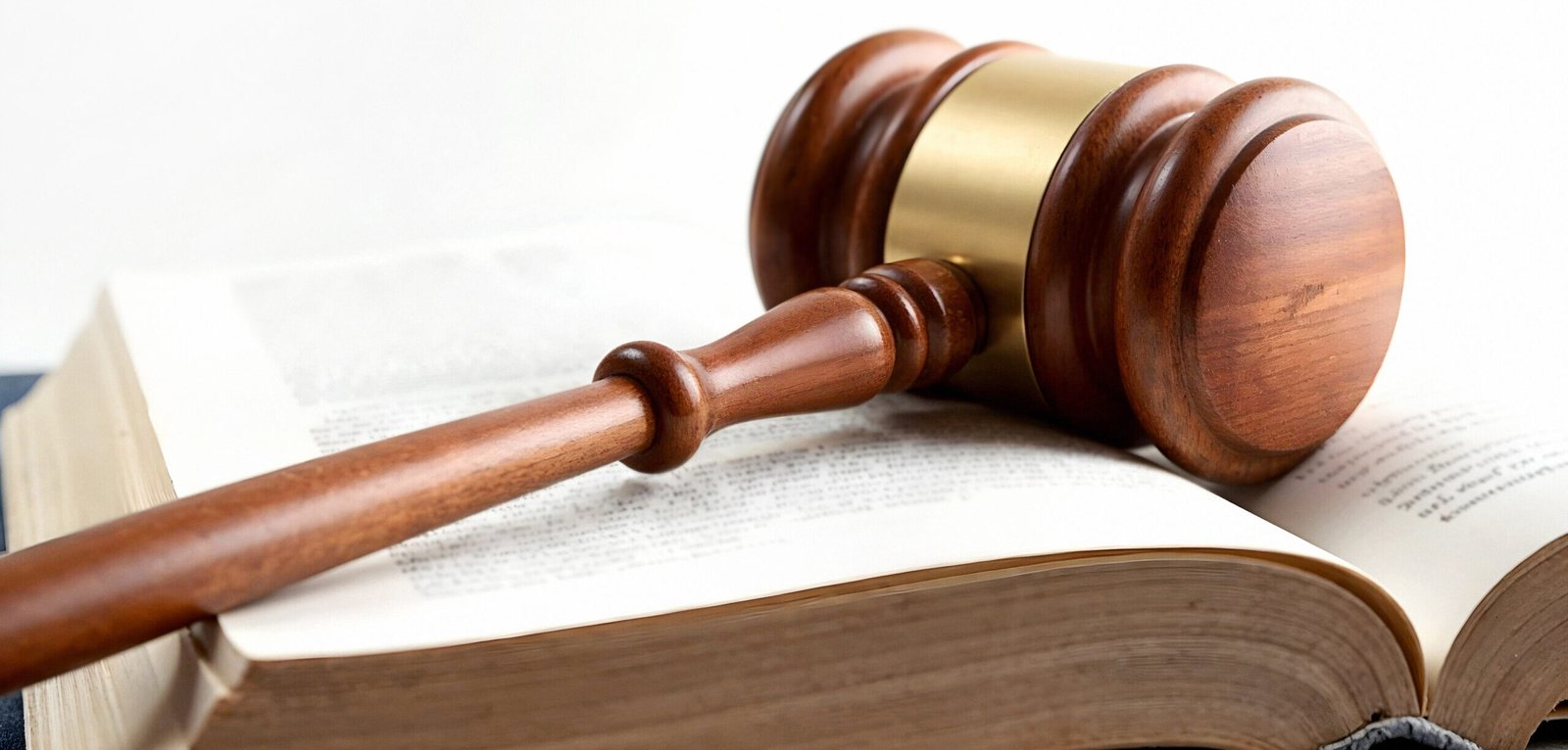 martillo-en-el-libro-de-leyes